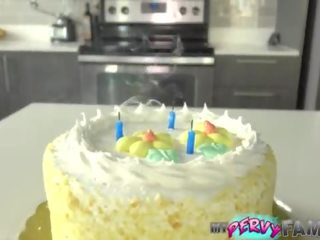 Janna hicks surprises üvey oğul ile cake ve bir düz!