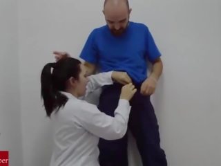 En ung sjuksköterska suger den hospital´s hantlangare peter och recorded it.raf070