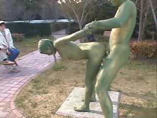 Aziatisch kuiken is een statue krijgen sommige seks